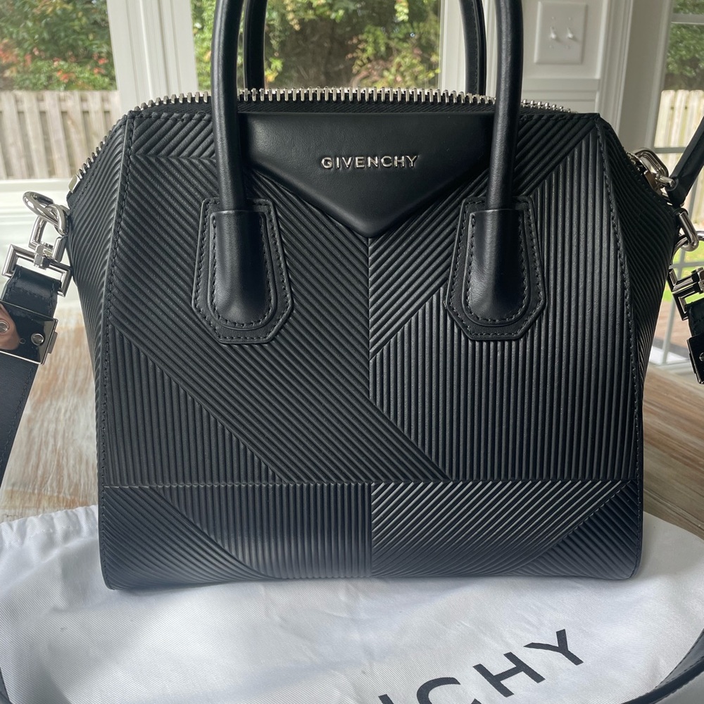 Givency small Antigona - black embossed leather